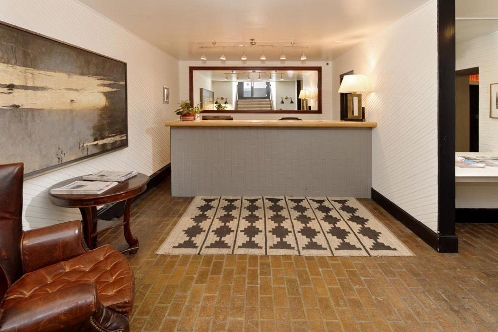 Independence Square 213, Spacious Hotel Room With 2 Queen Beds, Wet Bar, And Sitting Area Aspen Dış mekan fotoğraf