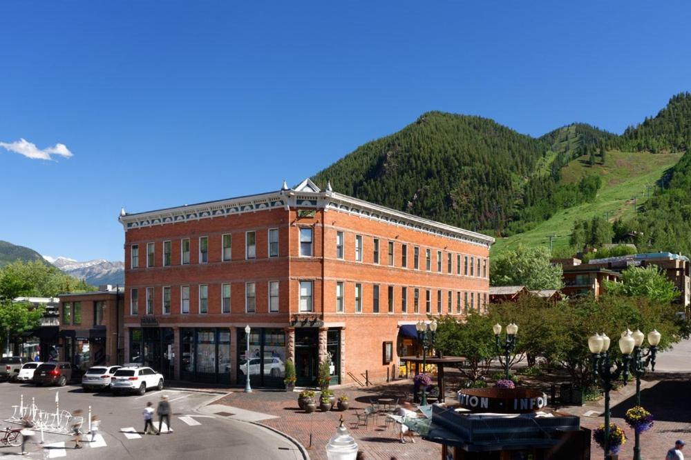 Independence Square 213, Spacious Hotel Room With 2 Queen Beds, Wet Bar, And Sitting Area Aspen Dış mekan fotoğraf