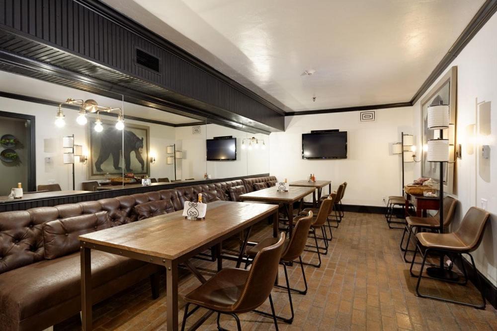 Independence Square 213, Spacious Hotel Room With 2 Queen Beds, Wet Bar, And Sitting Area Aspen Dış mekan fotoğraf