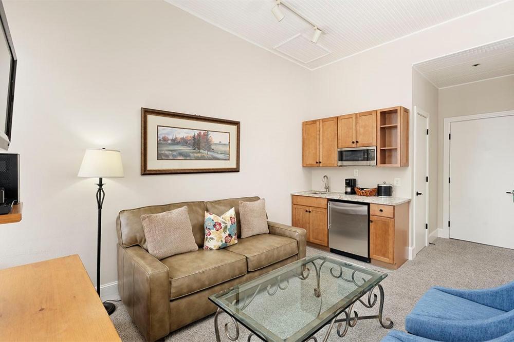 Independence Square 213, Spacious Hotel Room With 2 Queen Beds, Wet Bar, And Sitting Area Aspen Dış mekan fotoğraf