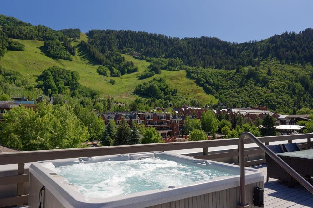 Independence Square 213, Spacious Hotel Room With 2 Queen Beds, Wet Bar, And Sitting Area Aspen Dış mekan fotoğraf